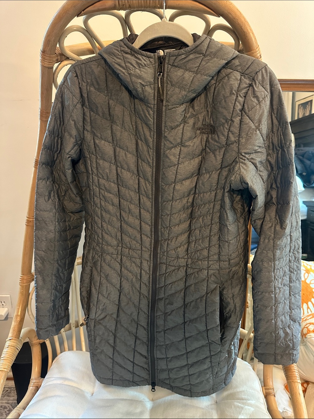 The North Face Women’s Quilted Hooded Jacket in Gray Sz. M